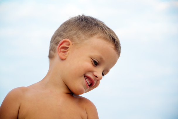 Portrait d'un petit garçon debout à la plage
 - Photo, image