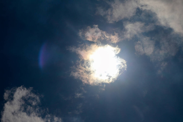 Mavi Gök ve Güneş. Bulutlu bir gün. Gökyüzü bulutları arka plan - Fotoğraf, Görsel