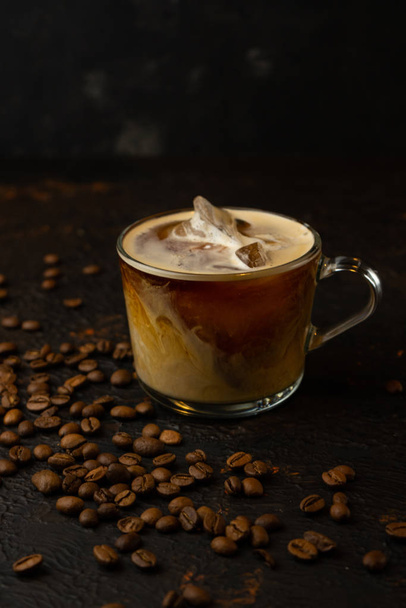 чорна крижана кава з вершками
 - Фото, зображення