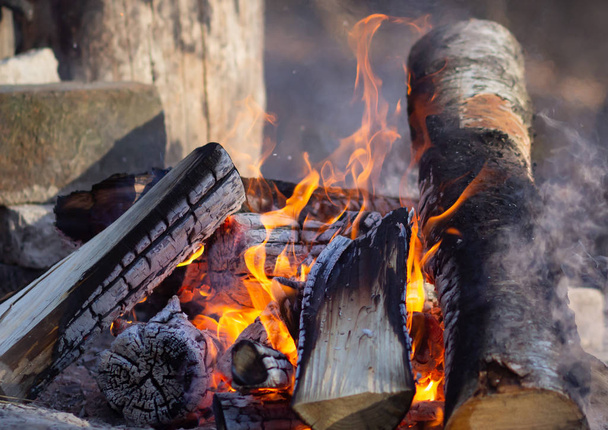 Un fuego arde en una fogata, fuego para mantener el calor
. - Foto, Imagen