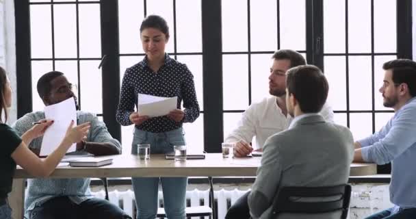 Professionele indiase zakenvrouw manager geven papieren op team vergadering - Video