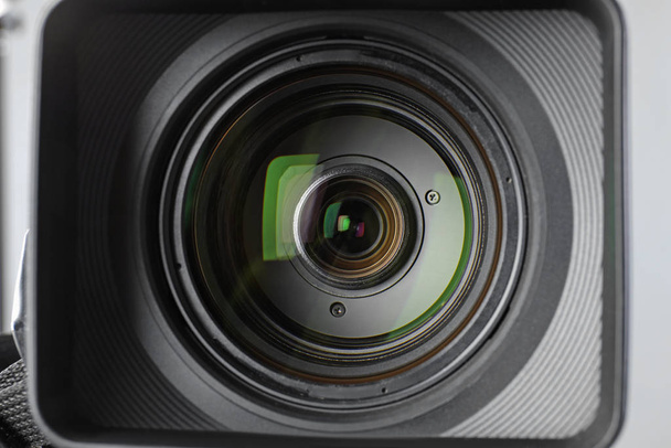 Профессиональная видеокамера, вид крупным планом объектива
 - Фото, изображение
