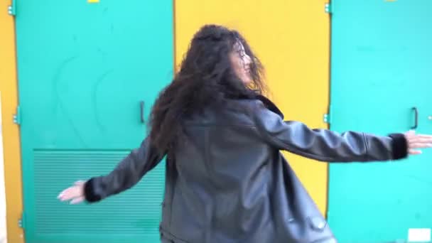 Glimlachende jonge Arabische vrouw loopt rond met open armen - Video