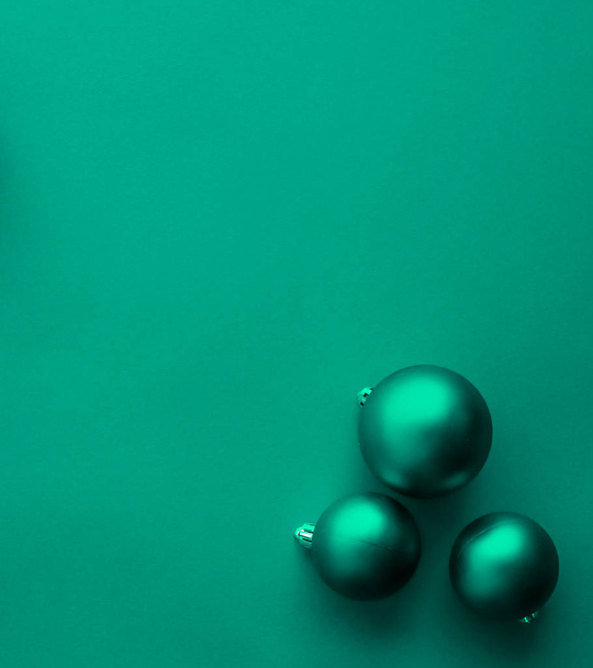 Рождественские безделушки на зеленом фоне, роскошные зимние праздники
 - Фото, изображение