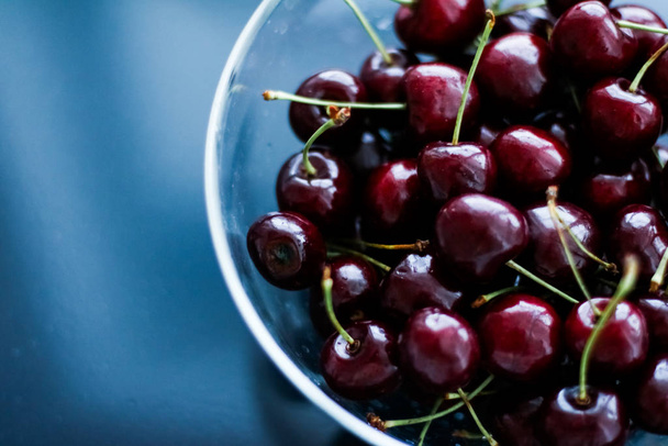 Świeże słodkie czereśnie, soczyste jagody wiśniowe owoce deser jak leczyć - Zdjęcie, obraz