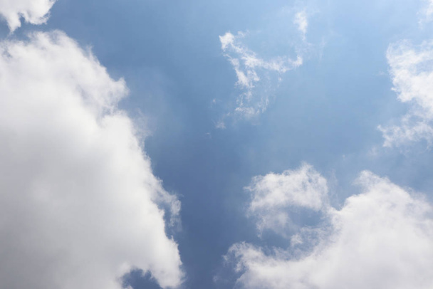 スカイクラウドの背景。小さな雲と青空の背景 - 写真・画像
