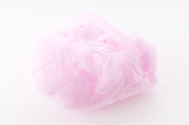 Dulce algodón rosa de azúcar sobre fondo blanco
 - Foto, imagen