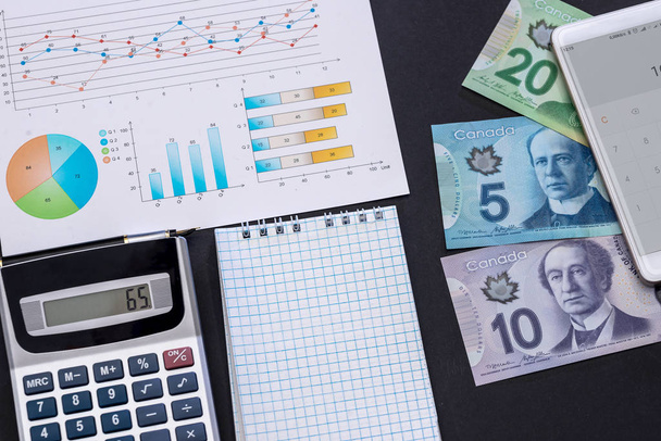 Επιχειρηματική ανάλυση, καναδικό δολάριο, γράφημα και αριθμομηχανή - Φωτογραφία, εικόνα