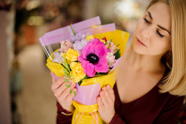Pretty blonde with a bouquet with poppy - Zdjęcie, obraz