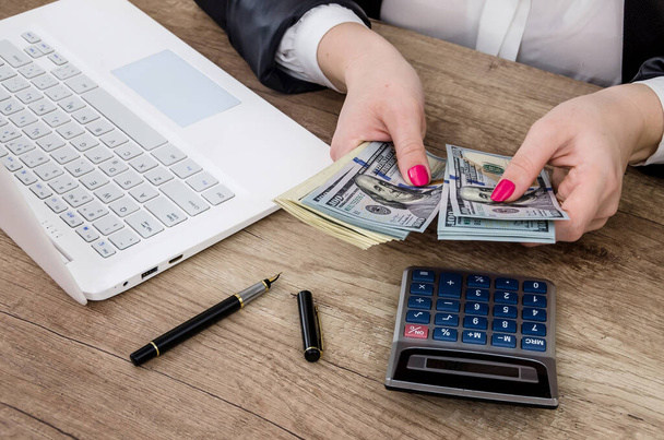 Manos de mujer de negocios contando billetes en dólares
 - Foto, Imagen