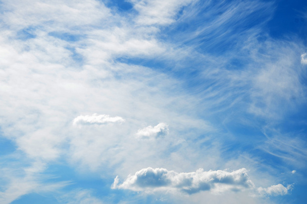 πολύ καλό καιρό: μπλε ουρανό με άσπρα σύννεφα - Φωτογραφία, εικόνα