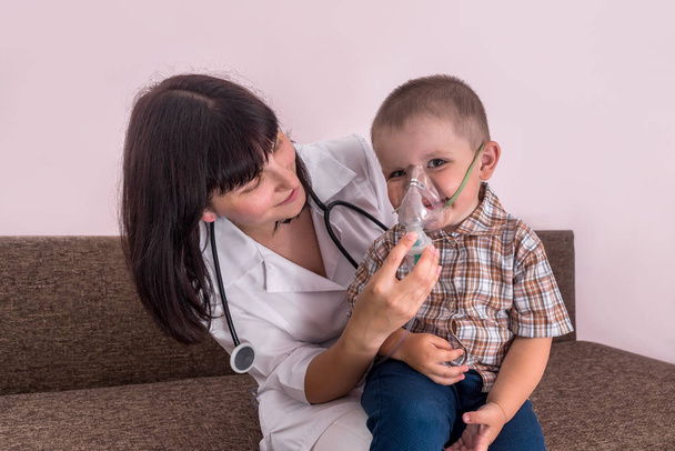 Médico ajudando a menino com máscara de nebulizador
 - Foto, Imagem