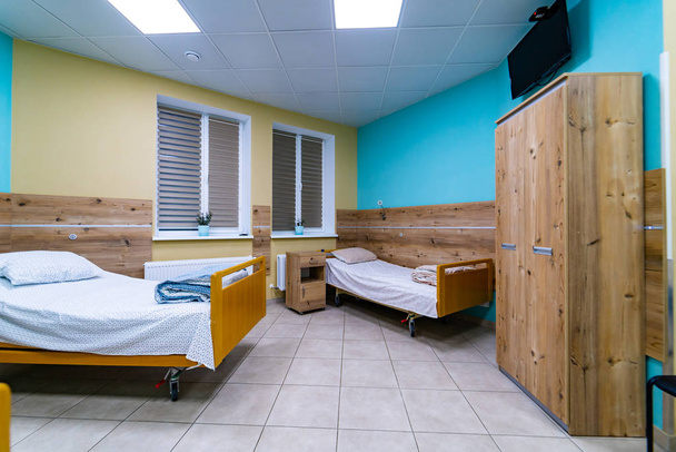 Full equipped hospital ward ready for patients. Chamber in clini - Foto, afbeelding