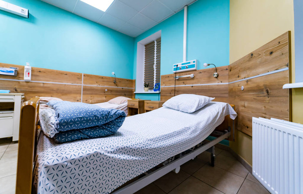 Hospital patient ward or intensive care unit. empty bed room interior for nursing care and health treatment service backdrop - Foto, Imagen