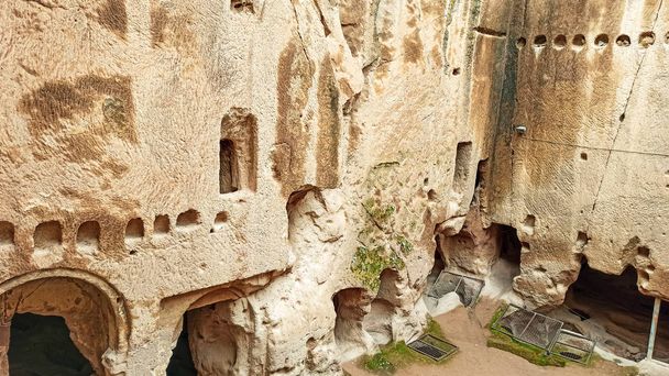 Muinaiset ja salaiset Gumusler-rauniot ja luostari, jota ympäröivät muurit ja kivet Cappadociassa, Gumuslerissa, Nigdessä
 - Valokuva, kuva