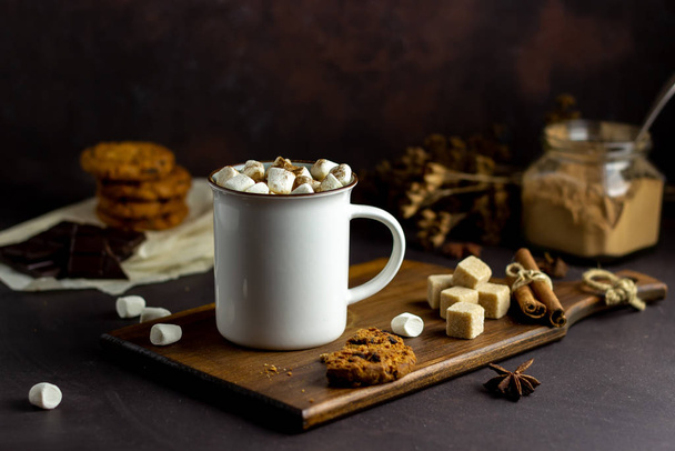 Hot chocolate with marshmallows in a white mug on a rusty background. Winter. Recipes. - Foto, Bild