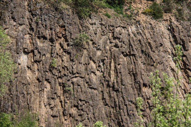 Hegyi lejtő készült bazalt szikla a tavon - Fotó, kép