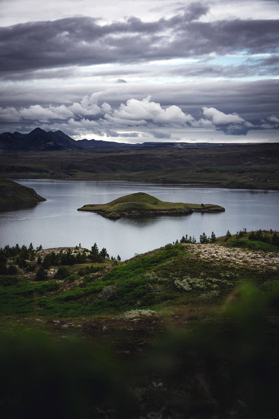 Island on the Icelandic lake - Foto, afbeelding