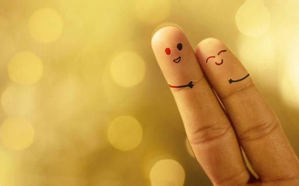 Día de San Valentín enamorarse y feliz concepto de parejas, pintado con divertidos dedos sonrientes con espacio de copia
. - Foto, Imagen