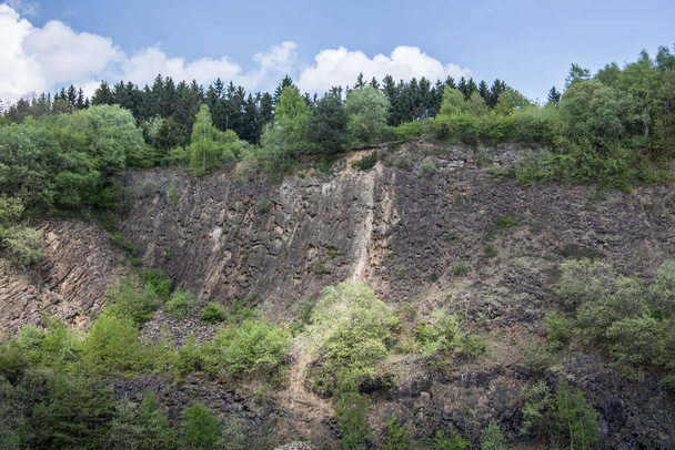 Pendiente de montaña hecha de roca de basalto en el lago - Foto, Imagen