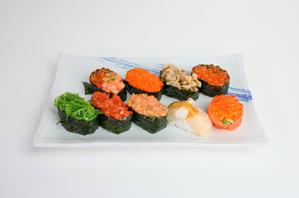 Sushi japonés de rollo de algas marinas con Ikura, Ebiko, Hotate, Wakame
 - Foto, Imagen