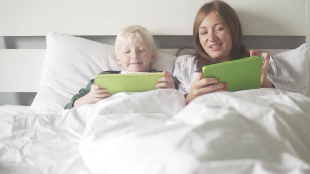 Family morning in bed with gadgets - Footage, Video