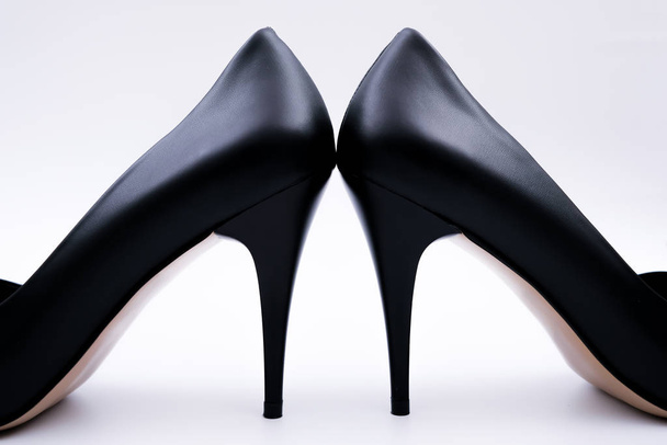 Stiletto chaussures, pompes à talons hauts, talons hauts stiletto chaussures pour femmes, stiletto noir sur une surface blanche isolée, concept de chaussures pour femmes photo - Photo, image