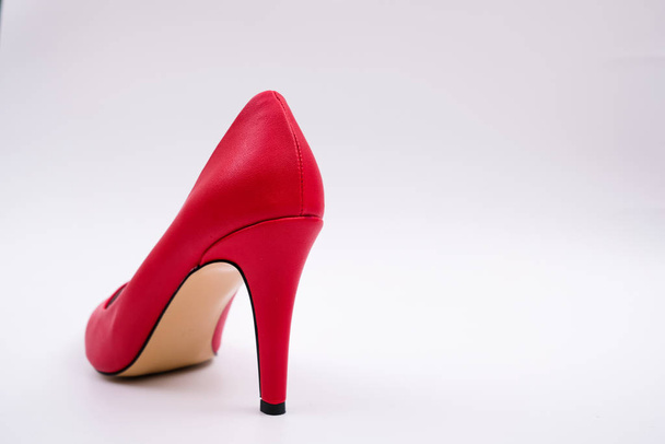 スティレットの靴、ハイヒールのポンプ、女性のためのハイヒールのスチレットの靴、隔離された白い表面に赤いスチレット - 写真・画像