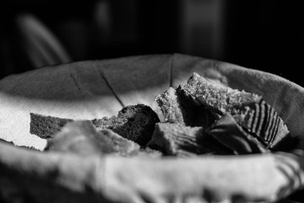 Καλάθι ψωμιού σε ένα ιταλικό τραπέζι - Φωτογραφία, εικόνα