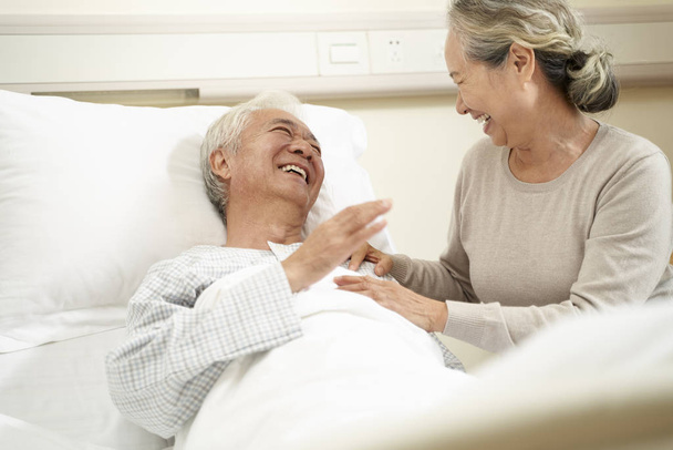 Asiatische Seniorin besucht Ehemann im Krankenhaus - Foto, Bild