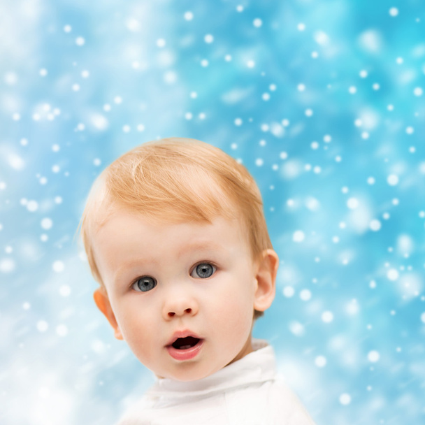 Happy little boy in winter clothes - Zdjęcie, obraz