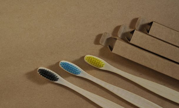 Cepillos de dientes de bambú sobre papel artesanal. Concepto ecológico. Residuos cero
. - Foto, Imagen