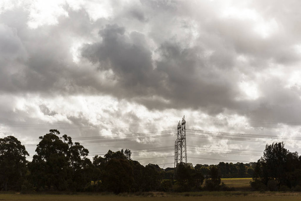 Paysage nuageux couvert se déplaçant à travers paysage industriel ci-dessous
 - Photo, image