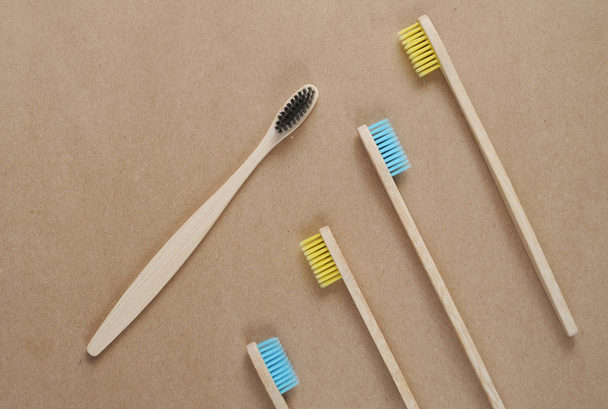 Cepillos de dientes de bambú sobre papel artesanal. Concepto ecológico. Residuos cero
. - Foto, imagen