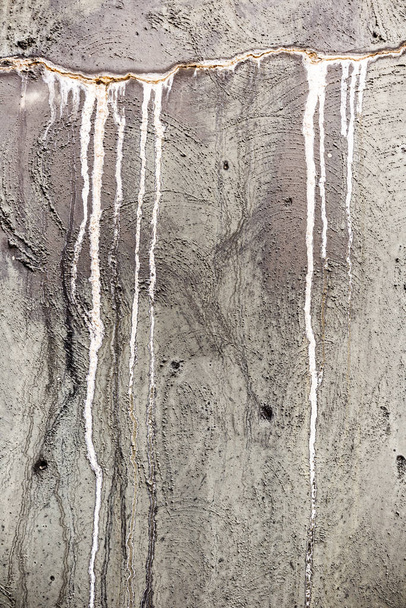 Gocciolante muro di cemento incrinato da perdite d'acqua
 - Foto, immagini