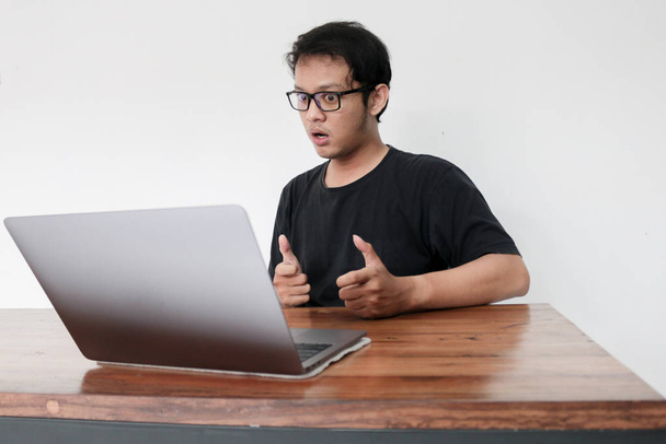 Scarred young asian man working in studio - Foto, imagen
