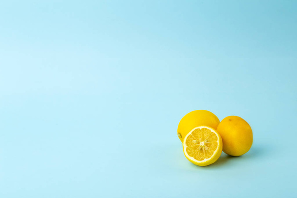 Kesä ja vitamiinien tausta. Sitruuna sinisellä pohjalla, mini
 - Valokuva, kuva
