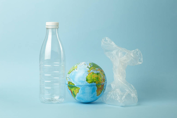 Plastik torba kirliliği. Dünya küresi plastik bir torba içinde - Fotoğraf, Görsel