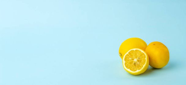 Καλοκαίρι και βιταμίνες φόντο πανό. Λεμόνι σε μπλε φόντο - Φωτογραφία, εικόνα