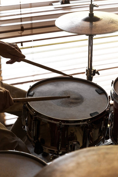 Drummer εξάσκηση στοιχειά σε παγίδα τύμπανο - Φωτογραφία, εικόνα
