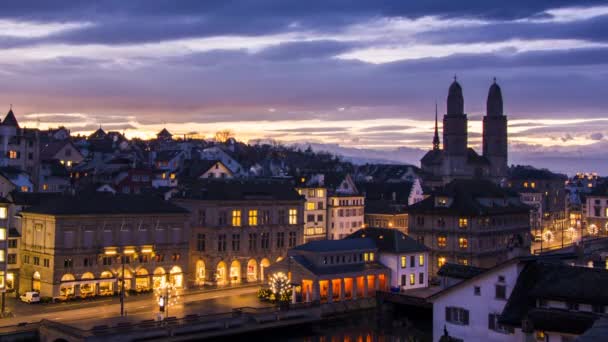 Час сходу сонця над Цюрихським міським перемикачем. в центрі міста Цюрих оранжевий схід сонця над Гроссмнстер і Нідердорф - Кадри, відео