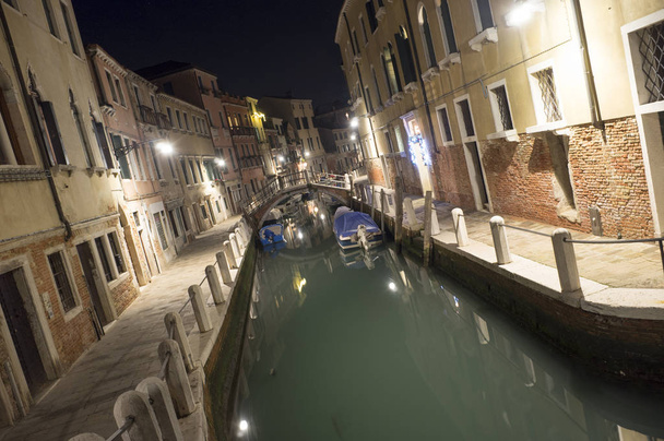 νυχτερινή άποψη του calle της Βενετίας, Ιταλία - Φωτογραφία, εικόνα