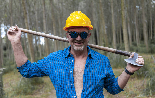 Porträt eines erfahrenen Holzfällers mit Sonnenbrille - Foto, Bild