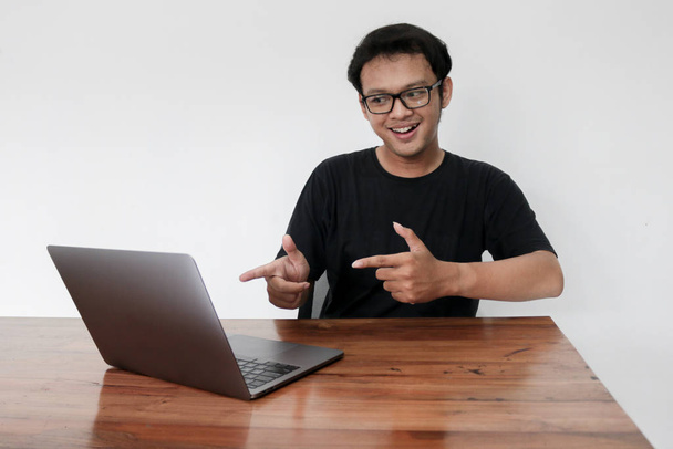 Happy smiling young asian man working in studio - Φωτογραφία, εικόνα