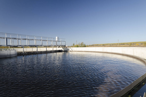 Uitzicht op rioolwaterzuiveringsinstallatie - waterrecycling. Afvalbeheer. - Foto, afbeelding