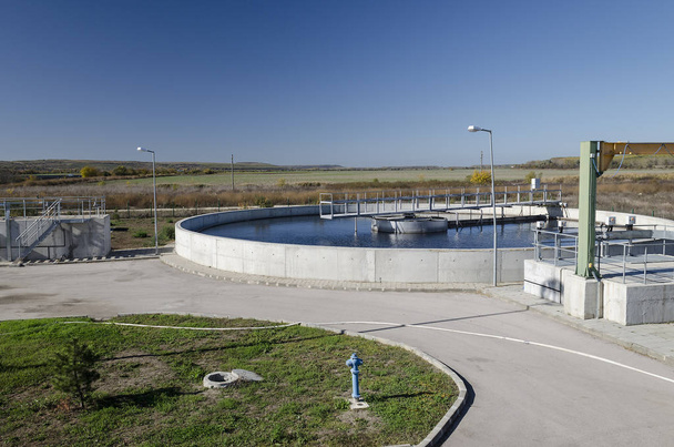 Vista dell'impianto di trattamento delle acque reflue - riciclaggio dell'acqua. Gestione dei rifiuti
. - Foto, immagini