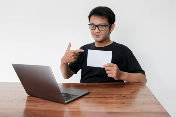 Asiatique homme tenant feuille blanche de papier de travail en studio
 - Photo, image