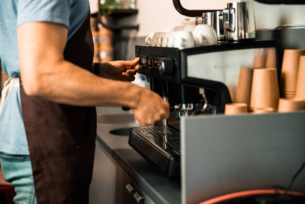 Cropped photo of man preparing coffee drink in cafe - Foto, Bild