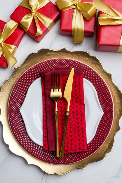 Festive red and gold table setting - Foto, immagini