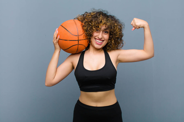 jovem bonita mulher de esportes vestindo roupas de fitness com uma bola de cesta
 - Foto, Imagem